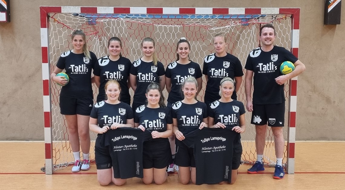 Handball-Damen mit neuen Warm-up-Shirts