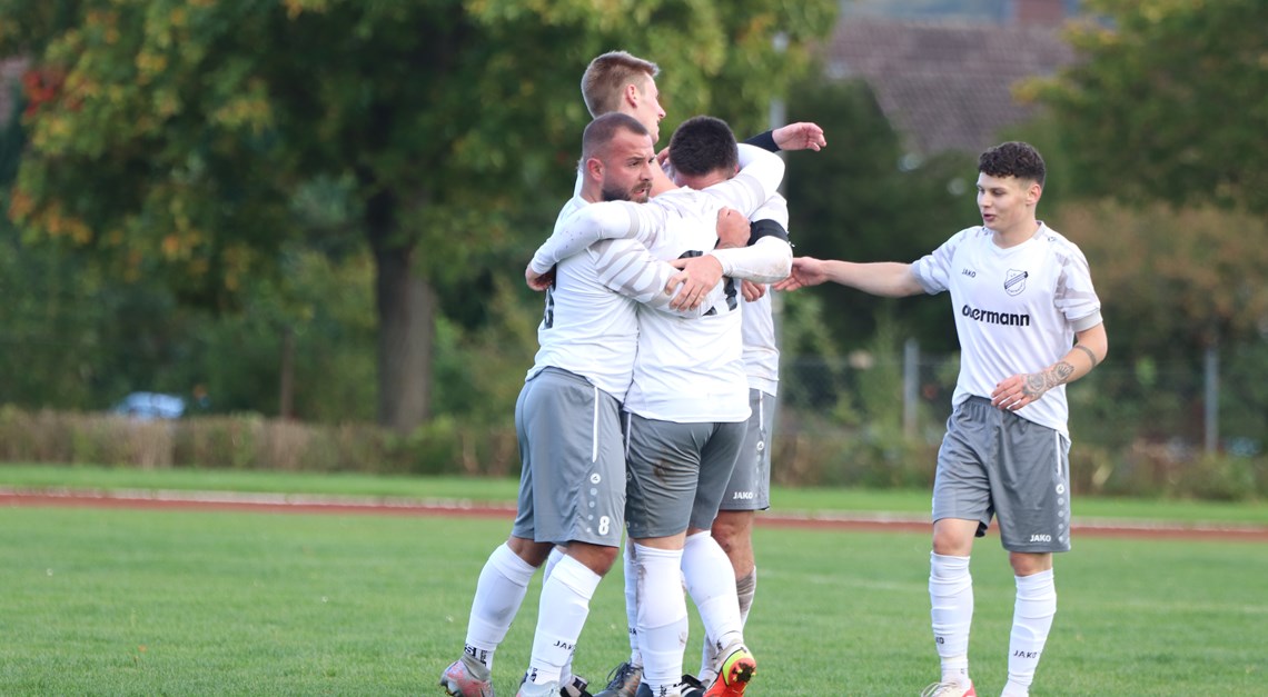 Bezirksliga-Team freut sich über neue Trikots