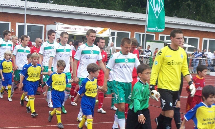 Einlaufkinder bei der U23 von Werder Bremen