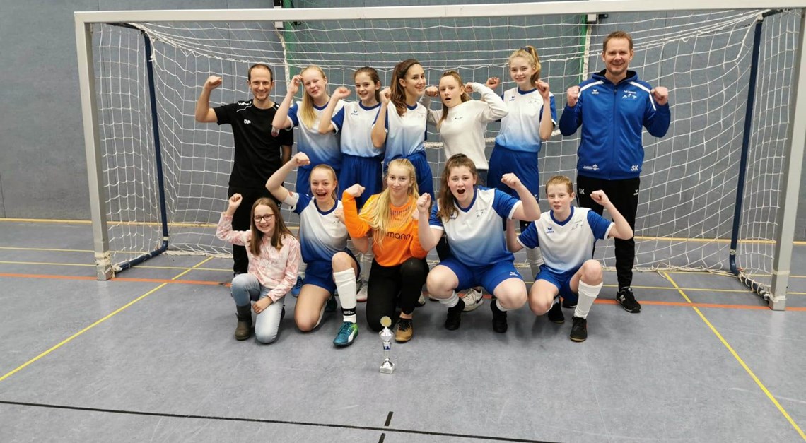 U15 gewinnt ihren ersten Hallenpokal der Saison