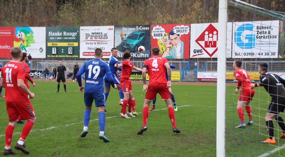 TSG Neustrelitz besiegt Herthaner mit 2:1